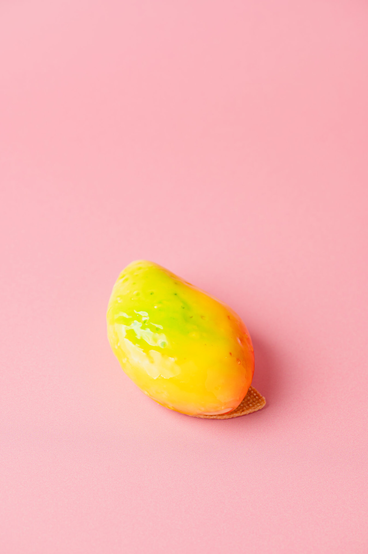 Mangovormig entremet met spiegelglazuur