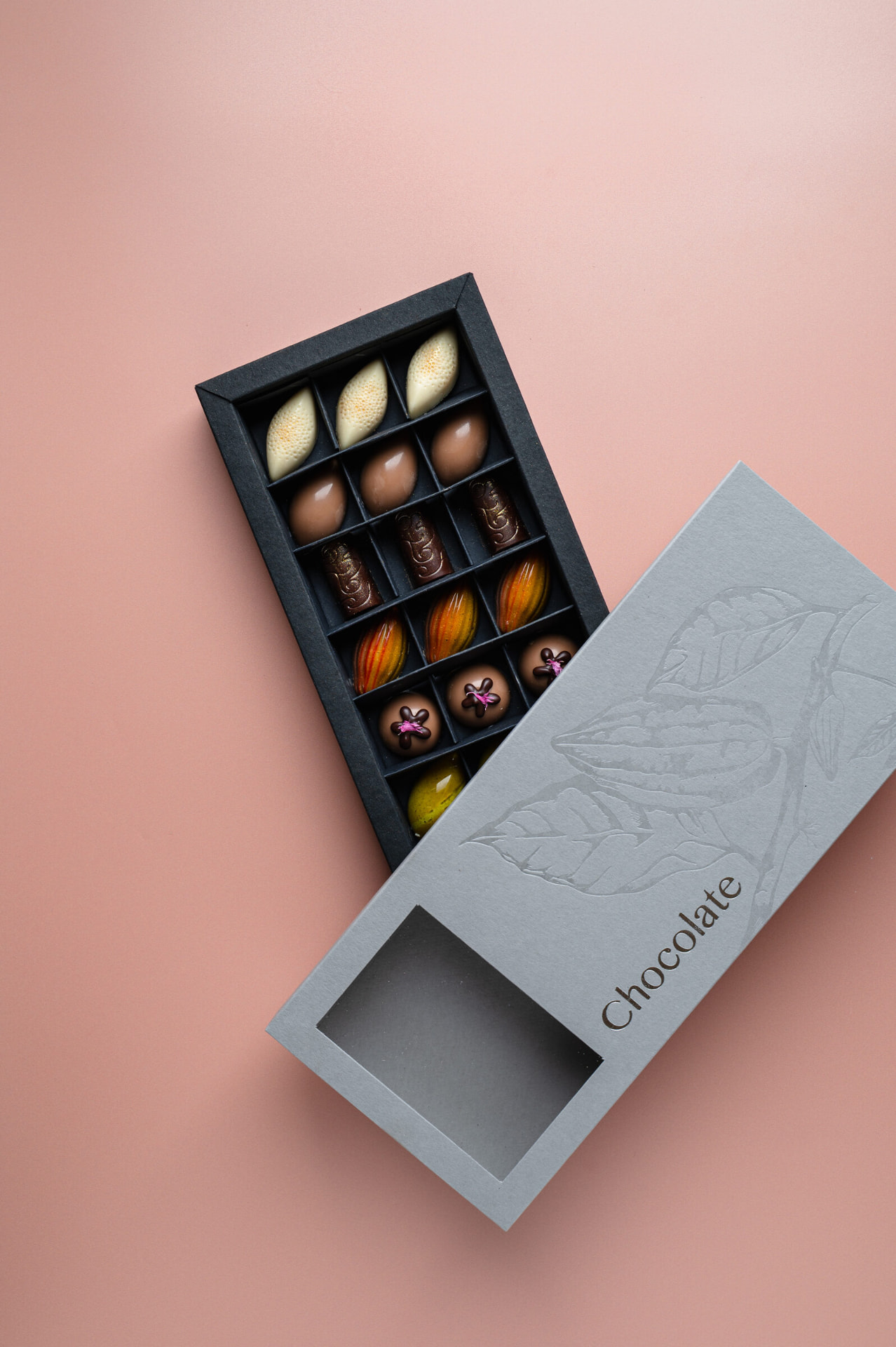 Doos met handgemaakte bonbons uit het atelier